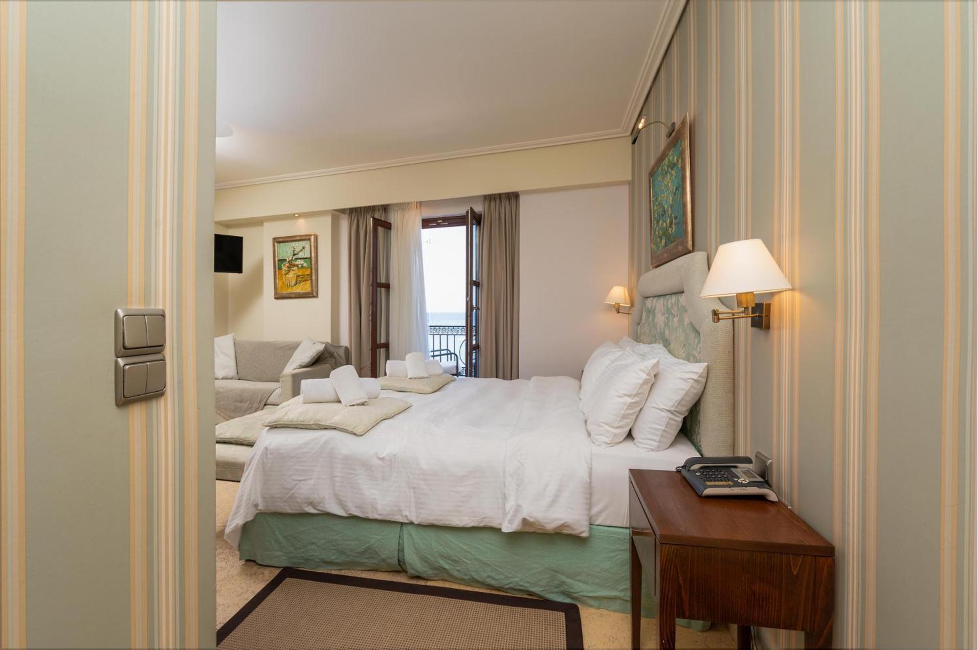 La Boheme Hotel Гитион Экстерьер фото