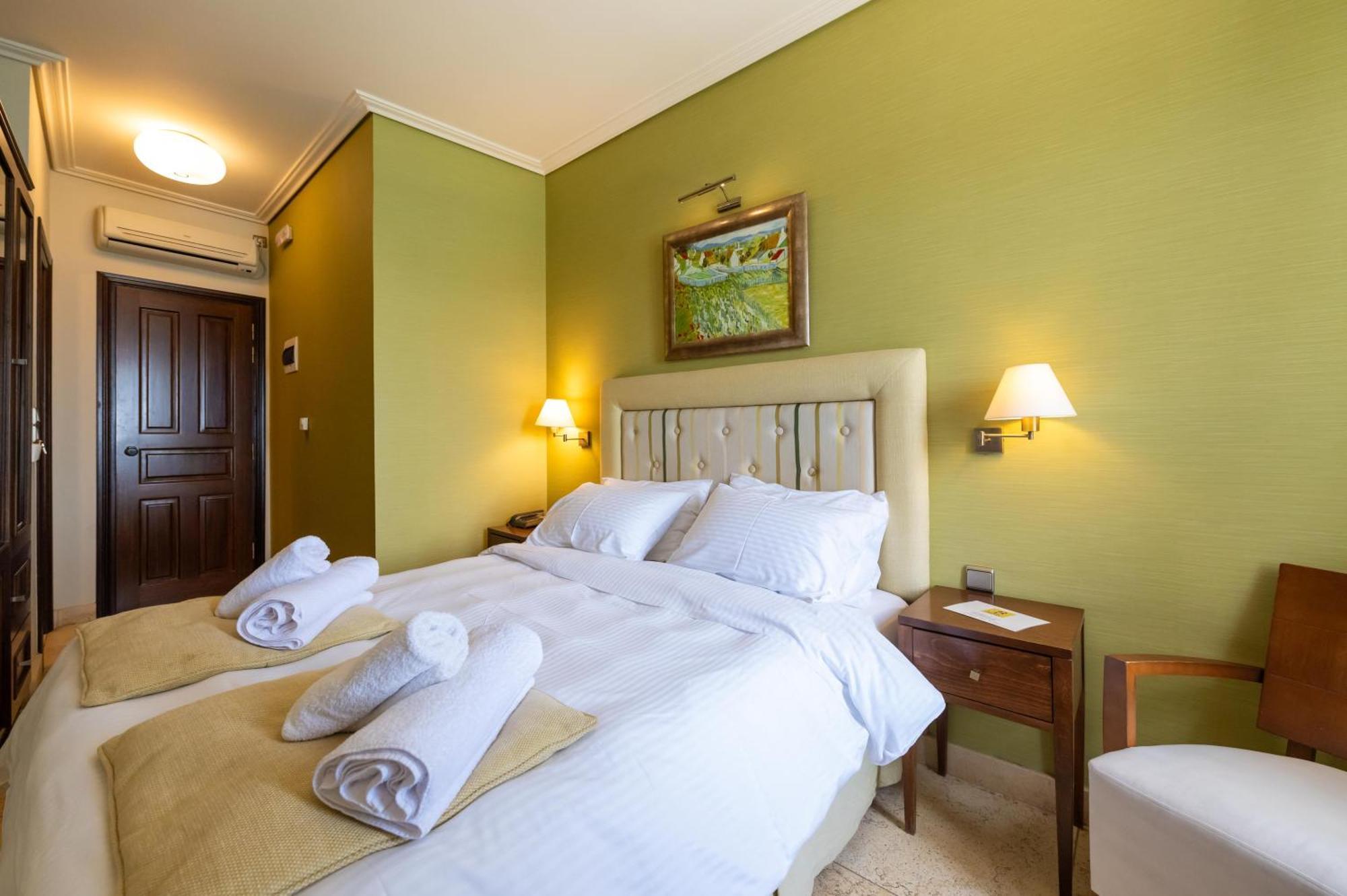 La Boheme Hotel Гитион Экстерьер фото